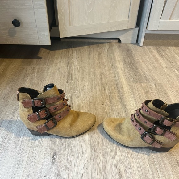 OTBT ankle boots. - Picture 1 of 3